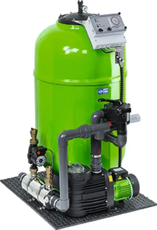 Grüne Filteranlage von Grünbeck mit selbstansaugender Pumpe, Druckanzeige und verschiedenen Anschlüssen zur Wasserführung. Montiert auf einer stabilen Unterlage.